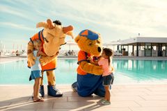 Barnens favoriter, tillika Vings maskotar, Lollo & Bernie gör sig redo att välkomna resenärer från Skavsta. Fotograf Matina Tsogas, Ving