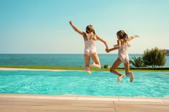 Många barnfamiljer säkrar skolloven. Fotograf Eric Josjö, Ving