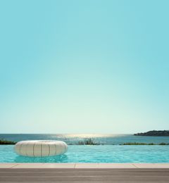Poolleksaker packas ner i resväskan inför semestern. Fotograf Eric Josjö, Ving