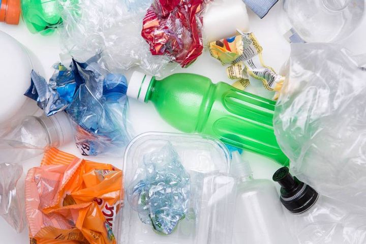 Bildern föreställer använda och kasserade plastförpackningar