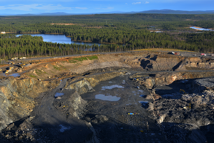 Bilden föreställer en gruva i Sverige samt intilliggande skog