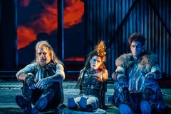 Don Giovanni, Kungliga Operan 2023. Jeremy Carpenter, Vivianne Holmberg och Helgi Reynisson. Foto: Kungliga Operan/Sören Vilks