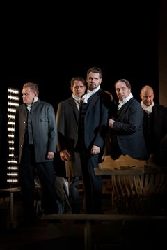 Rigoletto, Kungliga Operan 2023. Johan Edholm, Peter Haeggström, Jens Persson-Hertzman, Jesper Taube och Mattias Mildner. Foto: Kungliga Operan/Markus Gårder