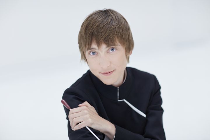 Ewa Strusińska dirigerar Nyårskonserten. Foto Bartek Barcyk