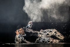 Barberaren i Sevilla, Kungliga Operan 2024. Luthando Qave som Figaro. Foto: Kungliga Operan / Sören Vilks