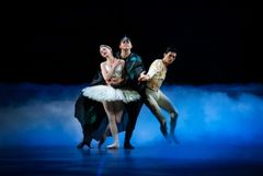 Svansjön, Kungliga Baletten 2024. Luiza Lopes, Calum Lowden och Kentaro Mitsumori. Foto: Kungliga Operan / Håkan Larsson