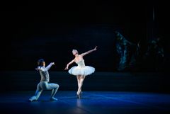 Svansjön, Kungliga Baletten 2024. Kentaro Mitsumori och Luiza Lopes. Foto: Kungliga Operan / Håkan Larsson