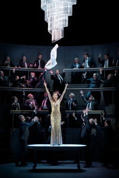 La traviata, Kungliga Operan 2024.Ida Falk Winland och Kungliga Operans kör.