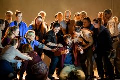 Wozzeck, Kungliga Operan hösten 2024. Peter Mattei och Kungliga Operans kör. Foto: Kungliga Operan/Sören Vilks