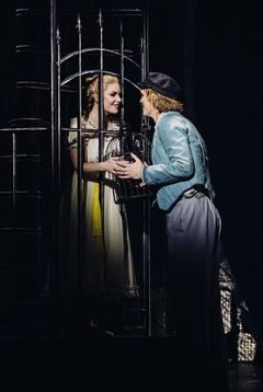 Sweeney Todd, Kungliga Operan hösten 2024. Vivianne Holmberg och Carl Ackerfeldt. Foto: Kungliga Operan/Emmalisa Pauly