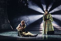 Sweeney Todd, Kungliga Operan hösten 2024. Karolina Blixt, Ola Eliasson och Johanna Rudström. Foto: Kungliga Operan/Emmalisa Pauly