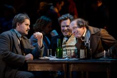 La bohème, Kungliga Operan 2025. Jeremy Carpenter, Ola Eliasson och John Erik Eleby. Foto: Kungliga Operan / Markus Gårder
