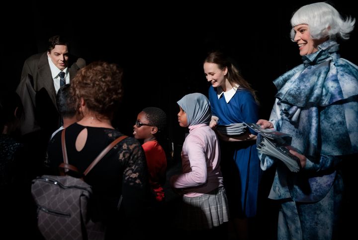 Sångare från barnoperan Vilse möter ung publik efter föreställningen. Foto: Markus Gårder