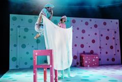 Vem där? Unga Operan 2025. Julien Keulen och Minji Nam. Foto: Kungliga Operan/Emmalisa Pauly.