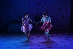 Vem där? Unga Operan 2025. Minji Nam och Julien Keulen. Foto: Kungliga Operan/Emmalisa Pauly