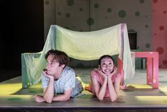 Vem där? Unga Operan 2025. Julien Keulen och Minj Nam. Foto: Kungliga Operan/Emmalisa Pauly