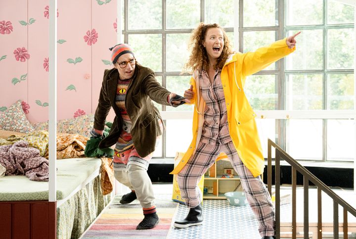 Sova vaken, Unga Operan 2022. Ulrika Skarby och Jessica Elevant. Foto: Sören Vilks