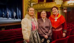 Elle Márjá Eira, Britta Byström och Rawdna Carita Eira. Foto: Kungliga Operan / Maria Paulsson