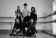 Young Choreographers Kungliga Baletten hösten 2025. Elisa Fossati, Pietro Zironi, Alice Hidalgo, Felicia Andersson, Julien Keulen och Rikako Shibamoto. Foto: Kungliga Operan/Maria Paulsson