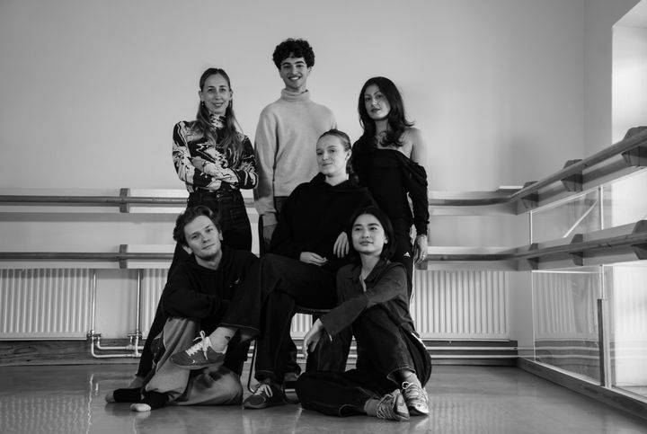 Young Choreographers Kungliga Baletten hösten 2025. Elisa Fossati, Pietro Zironi, Alice Hidalgo, Felicia Andersson, Julien Keulen och Rikako Shibamoto. Foto: Kungliga Operan/Maria Paulsson