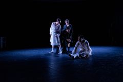 Young choreographers, Kungliga Baletten hösten 2025. Deep down av Alice Hidalgo. Dansare Maya Schonbrun, Tomás Ruão, Alice Hidalgo, Ryosuke Miwa.