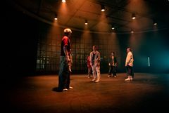 Young choreographers, Kungliga Baletten hösten 2025. Luster. Koreograf Julien Keulen. Dansare Carl Sjögren, Davide de Ponte, Anna Cecilia Meyer, Desislava Stoeva Martina Torti Jade Longley Hiroaki Ishida