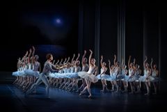 Svansjön, Kungliga Baletten 2025. Dmitry Zagrebin och Maya Schonbrun. Foto: Kungliga Operan/Håkan Larsson