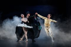 Svansjön, Kungliga Baletten 2025. Maya Schonbrun, Carl Sjögren och Dmitry Zagrebin. Foto: Kungliga Operan/Håkan Larsson