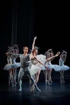 Svansjön, Kungliga Baletten 2025. Dmitry Zagrebin och Maya Sconbrun. Foto: Kungliga Operan/Håkan Larsson