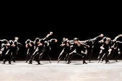 Minus 16 i koreografi av Ohad Naharin, Kungliga Baletten. Foto: Kungliga Operan/Carl Thorborg
