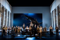 Trollflöjten, Kungliga Operan hösten 2025. Jonathan Koppel, Emma Kajander och Kungliga Operans kör. Foto: Kungliga Operan/Markus Gårder.