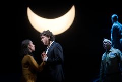 Trollflöjten, hösten 2025. Emma Kajander och Jonathan Koppel. Foto: Kungliga Operan/Markus Gårder