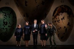 Trollflöjten, hösten 2025. Jonathan Koppel och Helgi Reynisson med tre damerna Sigrid Vetleseter Bøe, Kristina Martling och Karolina Blixt. Foto: Kungliga Operan/Markus Gårder