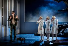 Trollflöjten, hösten 2025. Helgi Reynisson med Oliver Hagenfeldt Eek, Emilia Sagvik och Manne Reitberger. Foto: Kungliga Operan/Markus Gårder