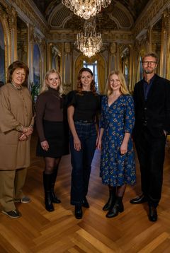 Sångarna Wilma Kvamme, Jane Burnell och Minna Tägil flankerade av Charlotte Wall och Operachef Tobias Theorell. Foto: Kungliga Operan/Maria Paulsson