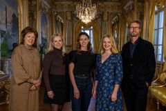 Sångarna Wilma Kvamme, Jane Burnell och Minna Tägil flankerade av Charlotte Wall och Operachef Tobias Theorell. Foto: Kungliga Operan/Maria Paulsson