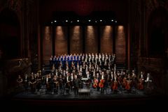 Kungliga Hovkapellet och Kungliga Operans kör med dirigent Alan Gilbert. Foto: Kungliga Operan/Maria Paulsson