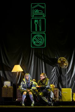 Figaro skiljer sig 2026. Jessika Elevant som Angelika och Michael Schade som Majoren. Foto: Kungliga Operan/ Sören Vilks