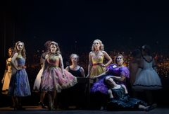 Der ferne Klang 2026.  Emilia Utter, Vivianne Holmberg, Julius Hjalmarsson, Kari Koskinen, Miriam Treichl, Folke Högman, Kungliga Operans kör. Foto: Kungliga Operan/Markus Gårder.