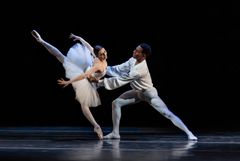 Lifar/Forsythe, Kungliga Baletten 2026. Suite en blanc. Stephanie Watkinson och Joäo Felipe Santana. Foto: Kungliga Operan/Håkan Larsson