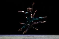 Lifar/Forsythe, Kungliga Baletten 2026. In the middle, somewhat elevated. Lincoln Sharp, Emily Slawski. Foto: Kungliga Operan/Håkan Larsson