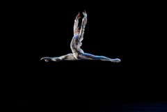 Lifar/Forsythe, Kungliga Baletten 2026. Suite en blanc. Juliann Fedele Malard. Foto: Kungliga Operan/Håkan Larsson