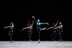 Lifar/Forsythe, Kungliga Baletten 2026. In the middle, somewhat elevated. Anna Cecilia Meyer. Foto: Kungliga Operan/Håkan Larsson