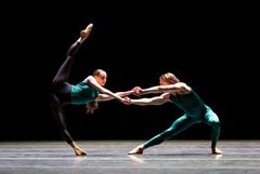 Lifar/Forsythe, Kungliga Baletten 2026. In the middle, somewhat elevated. Maya Schonbrun, Erik Rudqvist. Foto: Kungliga Operan/Håkan Larsson