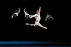 Lifar/Forsythe, Kungliga Baletten 2026. Suite en blanc. Dmitry Zagrebin. Foto: Kungliga Operan/Håkan Larsson