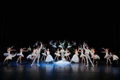 Lifar/Forsythe Kungliga Baletten 2026. Suite en blanc. Foto: Kungliga Operan/Håkan Larsson