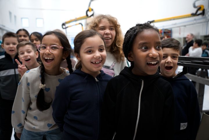 Barn från klass 2A i Kästaskolan besöker Kungliga Operans dekorateljé i Flemingsberg, Foto; Kungliga Operan/Markus Gårder