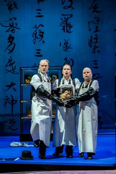 Turandot, Kungliga Operan 2026. Wiktor Sundqvist, Ola Eliasson, Niklas Björling Rygert. Foto: Kungliga Operan/Sören Vilks