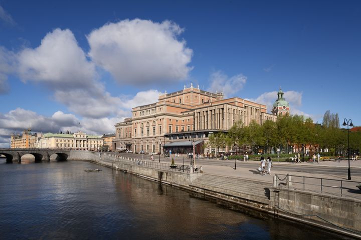 Visualisering av operabyggnadenmed den nya påbyggnaden sedd från Strömbron - Ahrbom & Partner och Lundgaard & Tranberg Arkitekter