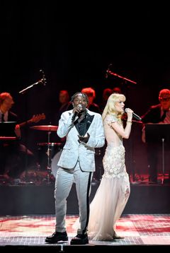 Toussaint Chiza och Ella Tiritiello framför nyskrivna The most beautiful love song under Guldbröllopskonserten på Kungliga Operan. Foto: Kungliga Operan/Sören Vilks.